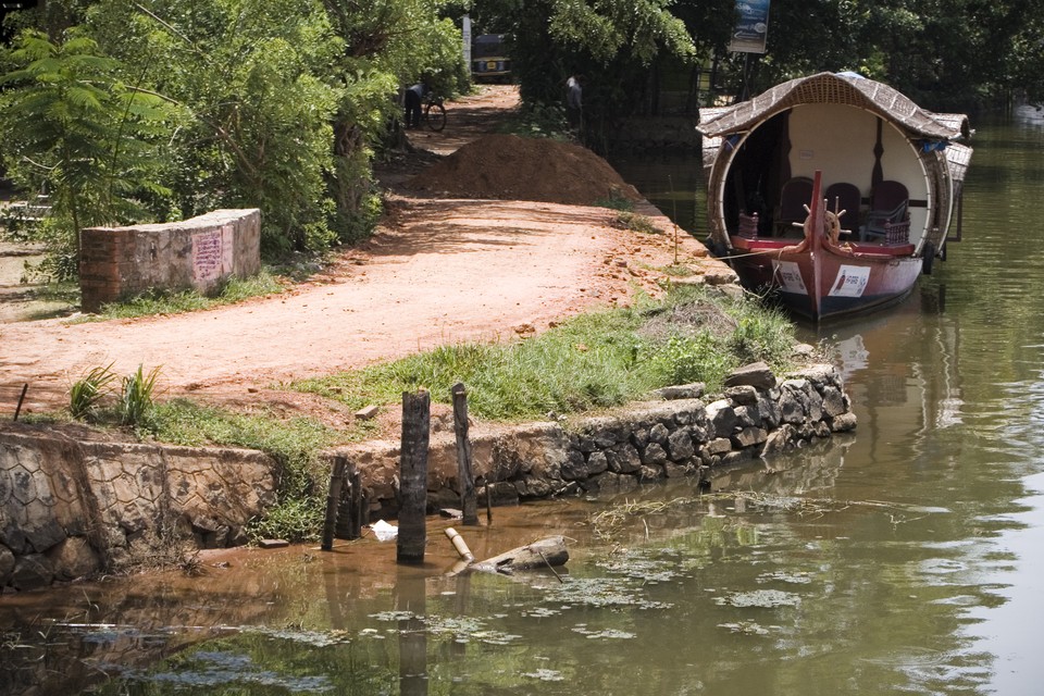 Houseboat Standing By