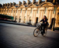 Belle Femme à Vélo Passé Le Louvre